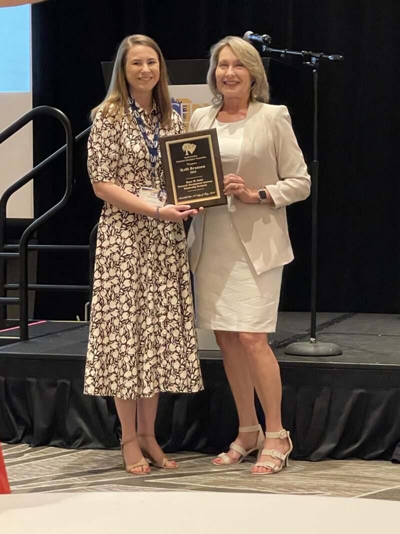 IMG_3969 Kelli Brunson receives award from Sandy Steele